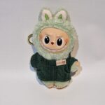 Labubu (replika) ietērpusies zaļā džemperītī + pārsteiguma dāvana