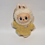 Labubu (replika) ietērpusies dzeltenā džemperītī + pārsteiguma dāvana