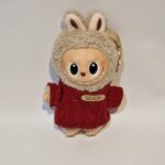 Labubu (replika) ietērpusies sarkanā džemperītī + pārsteiguma dāvana